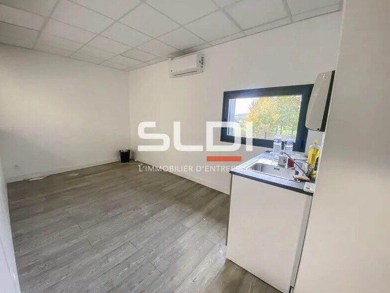 Local d'activités dans Vaulx-Milieu à vendre - Photo de l’immeuble – Image 2 sur 6