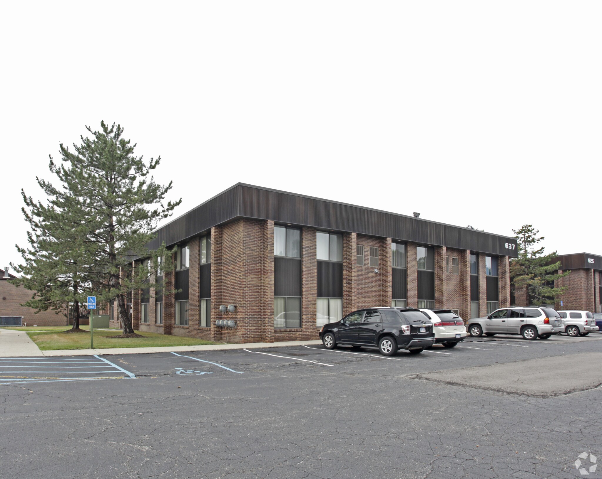 637 E Big Beaver Rd, Troy, MI à louer Photo principale– Image 1 sur 4