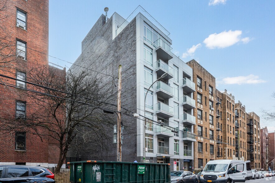 144-38 35th Ave, Flushing, NY à vendre - Photo principale – Image 1 sur 23