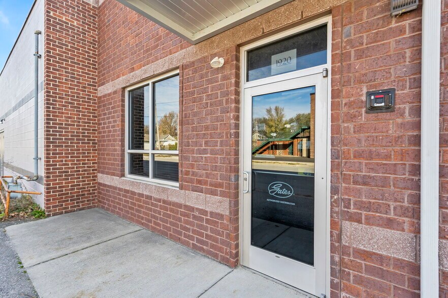 1920 N National Ave, Springfield, MO à louer - Photo de l’immeuble – Image 2 sur 33