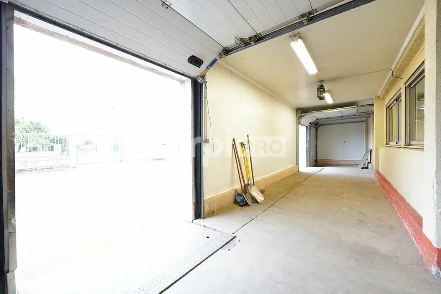 Local d'activités dans Saint-Genis-Laval à vendre - Photo de l’immeuble – Image 3 sur 12