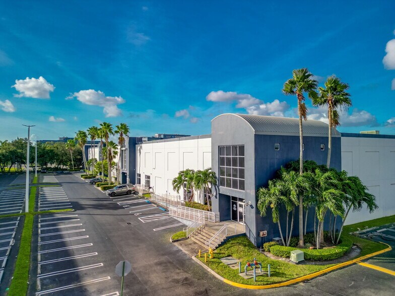 7620 NW 25th St, Miami, FL à louer - Photo de l’immeuble – Image 2 sur 26