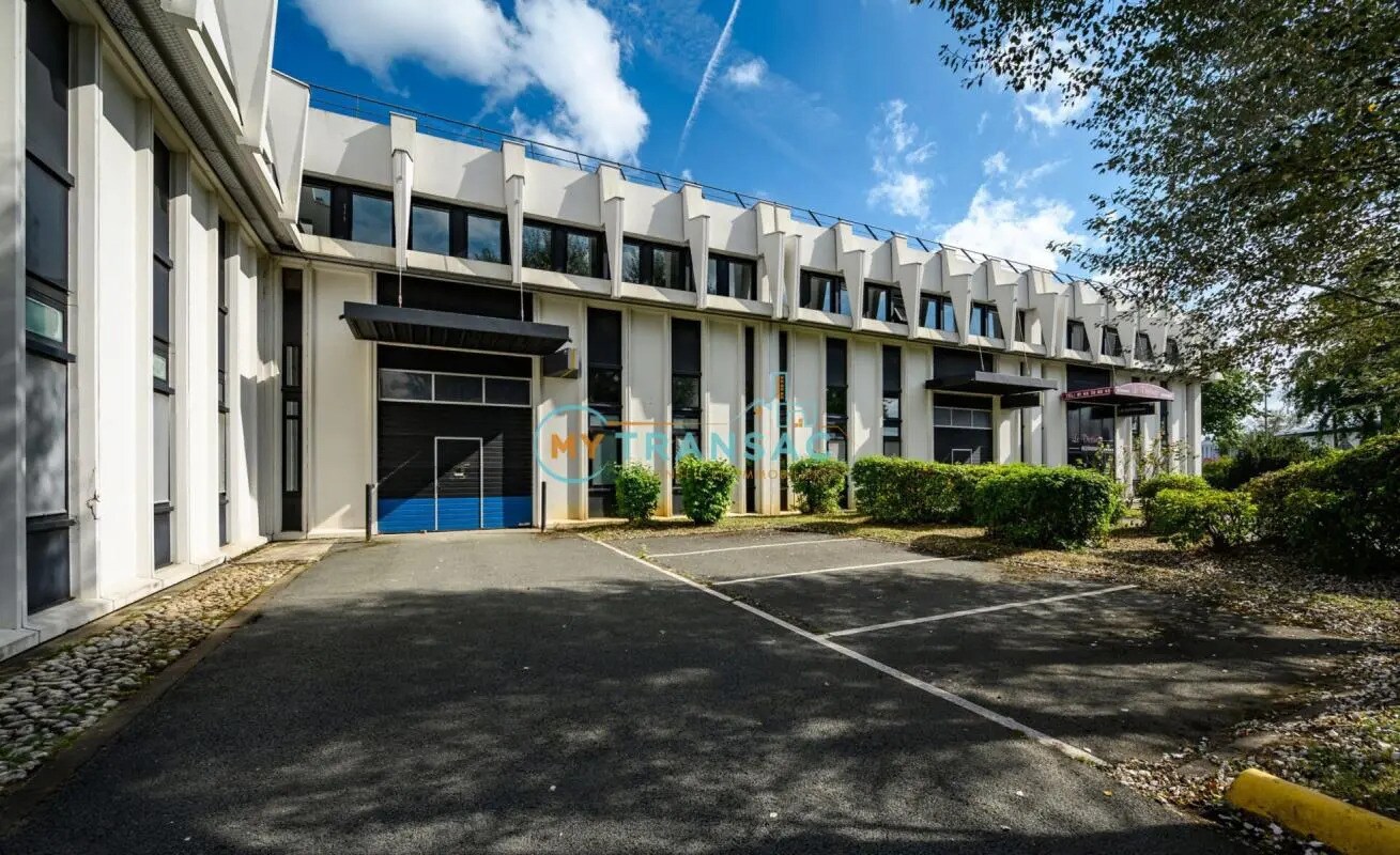 Local d’activités dans Évry-Courcouronnes à louer Photo de l’immeuble– Image 1 sur 8