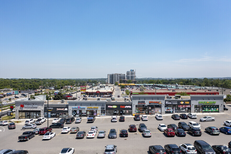 16-28 Wilstead Dr, Newmarket, ON à louer - Photo de l’immeuble – Image 3 sur 3