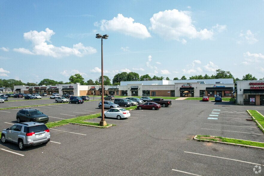 240 S West End Blvd, Quakertown, PA à louer - Photo principale – Image 1 sur 10