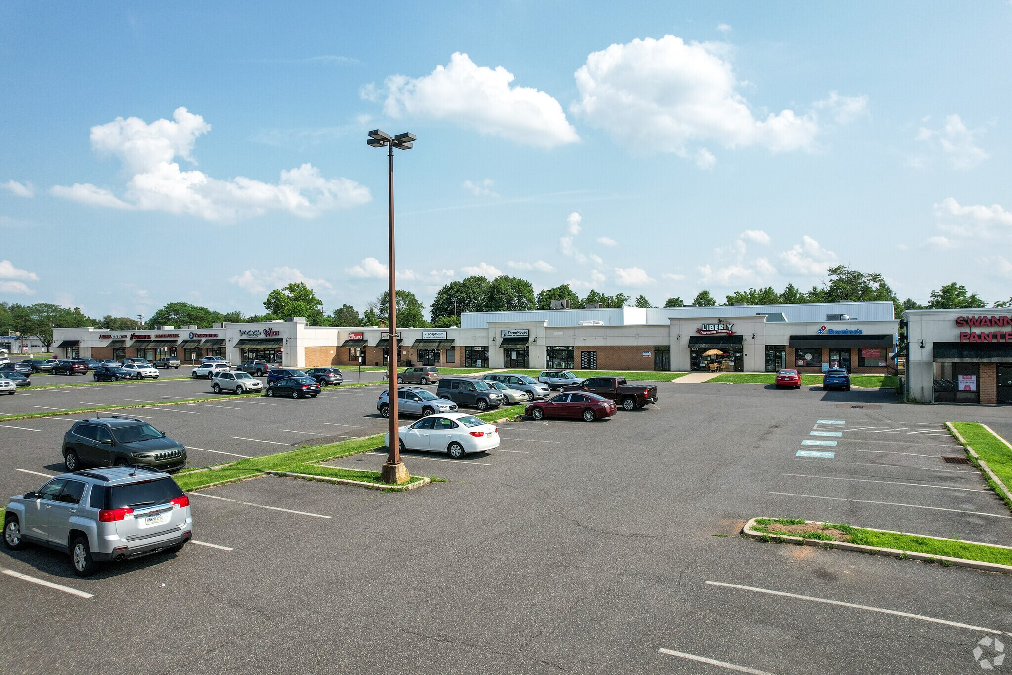 240 S West End Blvd, Quakertown, PA à louer Photo principale– Image 1 sur 11