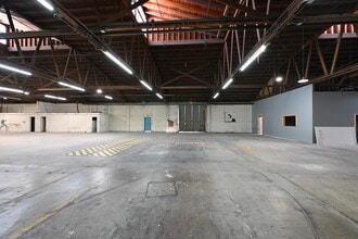 15023-15035 Califa St, Van Nuys, CA à louer Photo intérieure– Image 2 sur 3