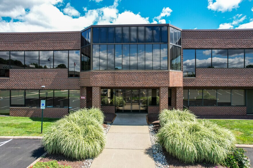 2080 Cabot Blvd W, Langhorne, PA à louer - Photo de l’immeuble – Image 2 sur 13