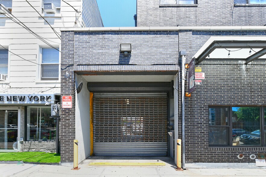 60-11 39th Ave, Woodside, NY à vendre - Photo de l’immeuble – Image 2 sur 6