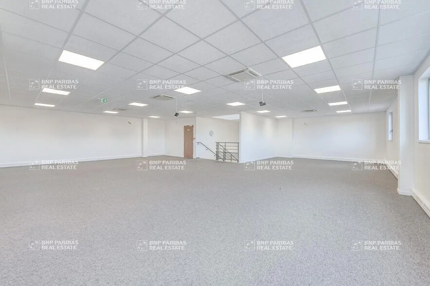 Local d’activités dans Le Thillay à louer - Photo de l’immeuble – Image 3 sur 4