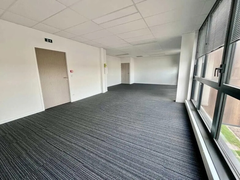 Bureau dans Saint-Martin-du-Vivier à louer - Photo intérieure – Image 2 sur 6