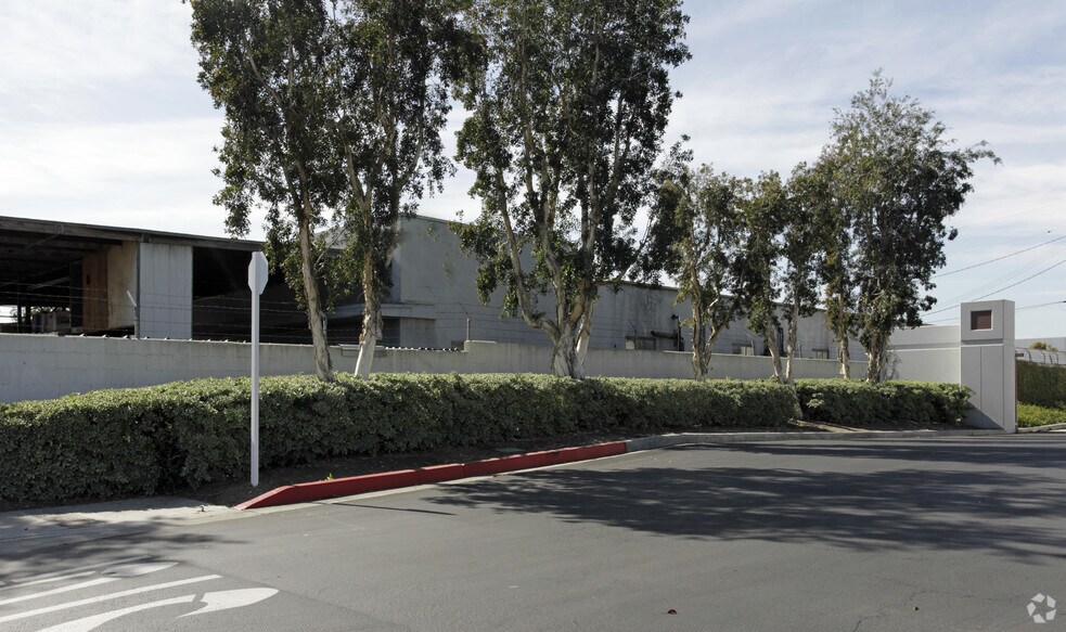 1726-1734 S Baker Ave, Ontario, CA à louer - Photo de l’immeuble – Image 2 sur 7