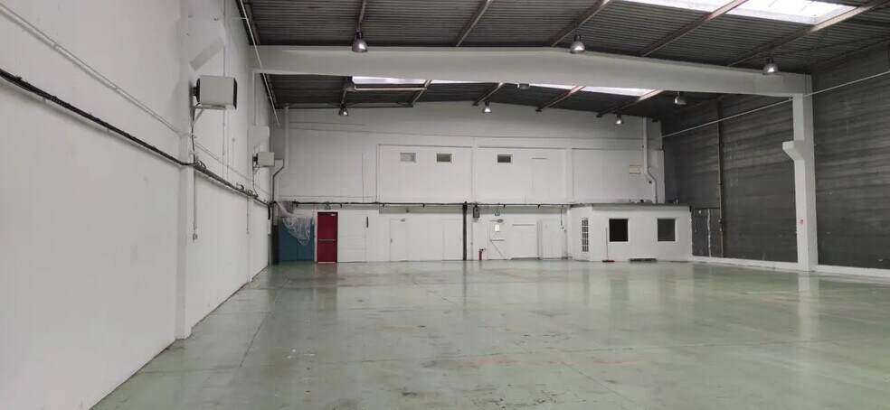 Local d’activités dans SAINT-OUEN-L'AUMONE à louer - Photo de l’immeuble – Image 2 sur 9