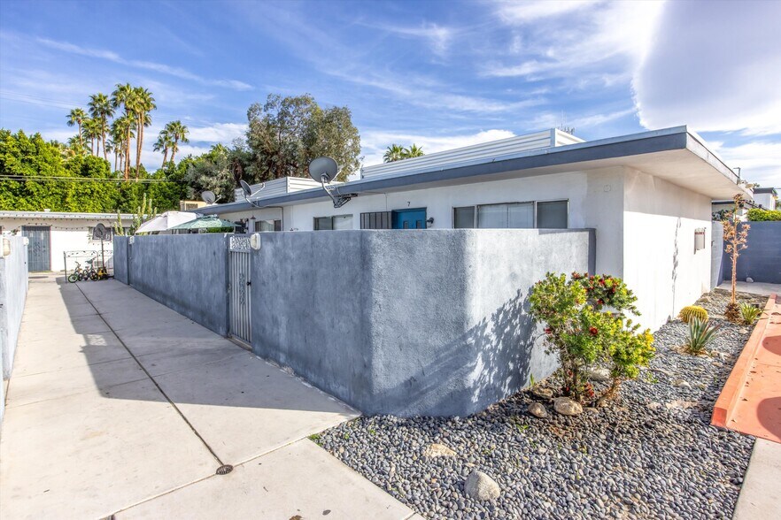 238 S Saturmino Dr, Palm Springs, CA à vendre - Photo de l’immeuble – Image 3 sur 25