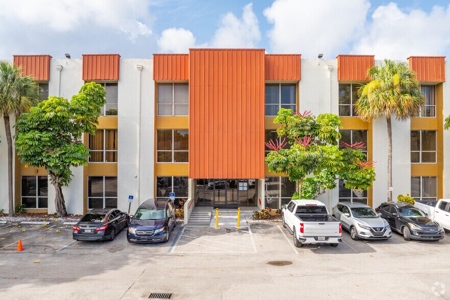 540 NW 165th St, Miami, FL à louer - Photo de l’immeuble – Image 2 sur 11