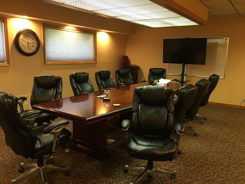 137 S Production Dr, Avon, IN à louer - Photo de l’immeuble – Image 2 sur 8