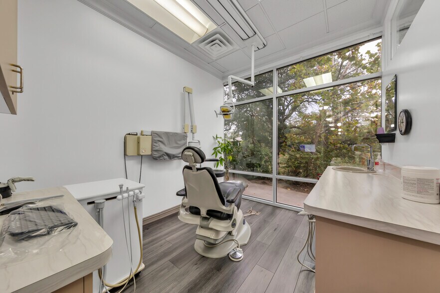 576 N Sunrise Ave, Roseville, CA à vendre - Photo de l’immeuble – Image 3 sur 7