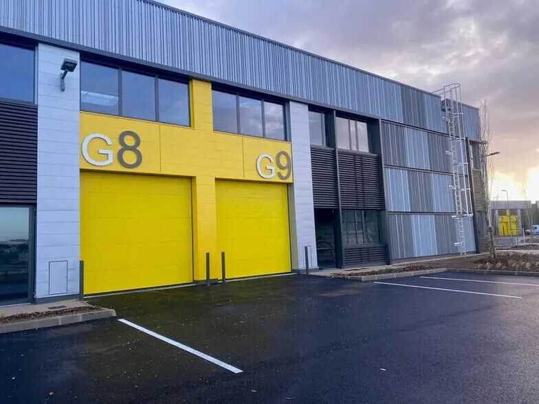 Local d’activités dans Poissy à louer - Photo de l’immeuble – Image 2 sur 4