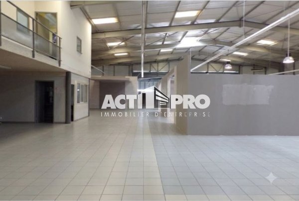 Plus de détails pour Local d’activités à vendre