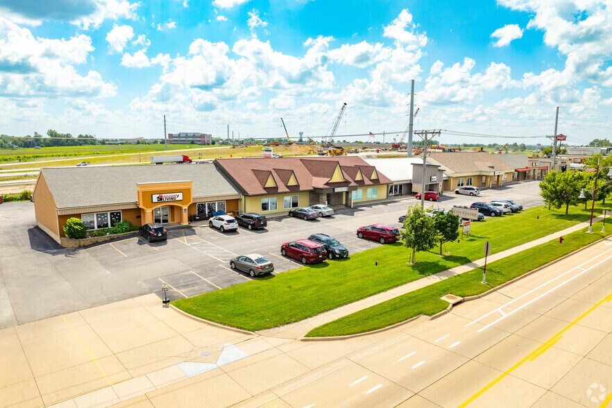 762-768 N Center Point Rd, Hiawatha, IA à louer - Photo principale – Image 1 sur 5