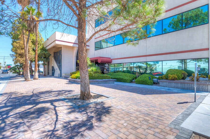 1100 E Bridger Ave, Las Vegas, NV à louer - Photo de l’immeuble – Image 3 sur 8