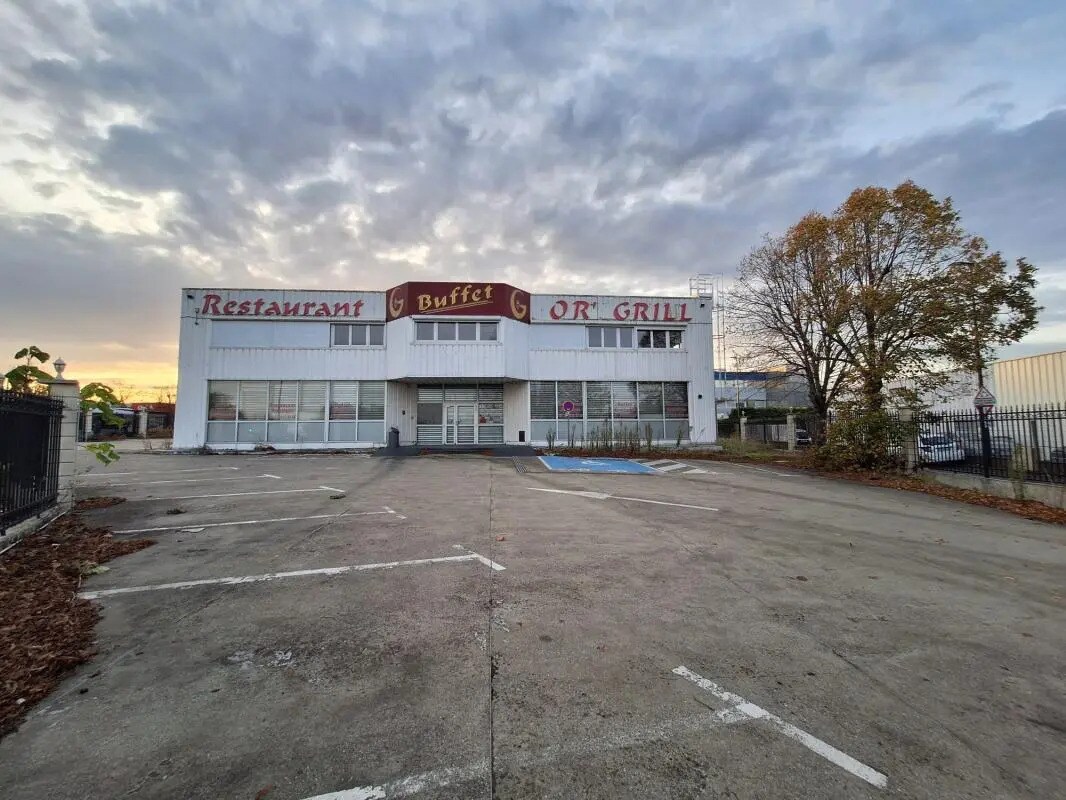 Local commercial dans Maurepas à louer Photo de l’immeuble– Image 1 sur 5