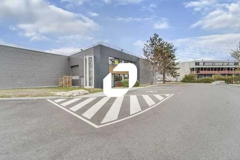 Local d’activités dans Sainte-Geneviève-des-Bois à louer - Photo de l’immeuble – Image 1 sur 9