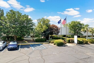 6000-6040 Ponders Ct, Greenville, SC à louer Photo de l’immeuble– Image 1 sur 11