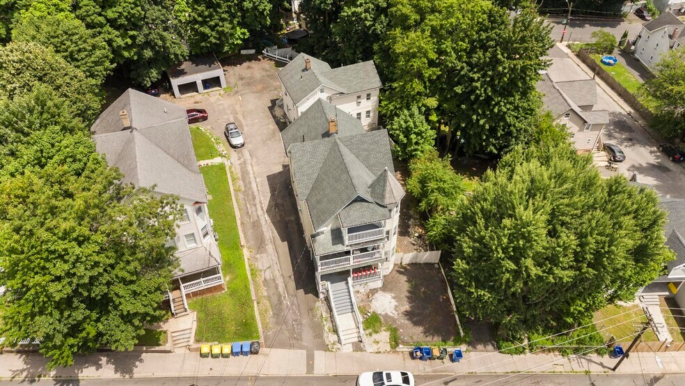 96 Hill St, Waterbury, CT à vendre - Photo de l’immeuble – Image 1 sur 13