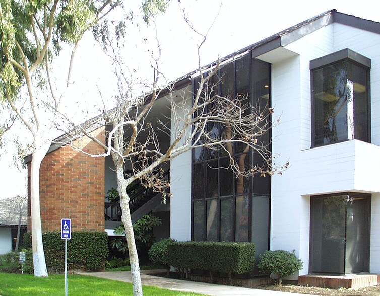 3151 Airway Ave, Costa Mesa, CA à louer - Photo de l’immeuble – Image 2 sur 3