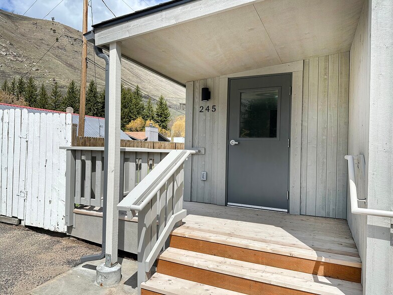 245 W Gill Ave, Jackson, WY à vendre - Photo de l’immeuble – Image 3 sur 15