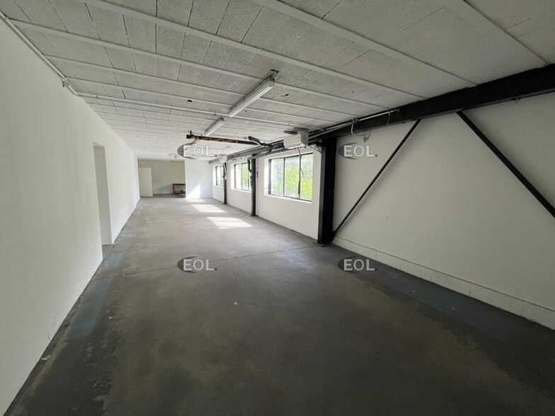 Local d’activités dans Épône à louer - Photo de l’immeuble – Image 3 sur 17