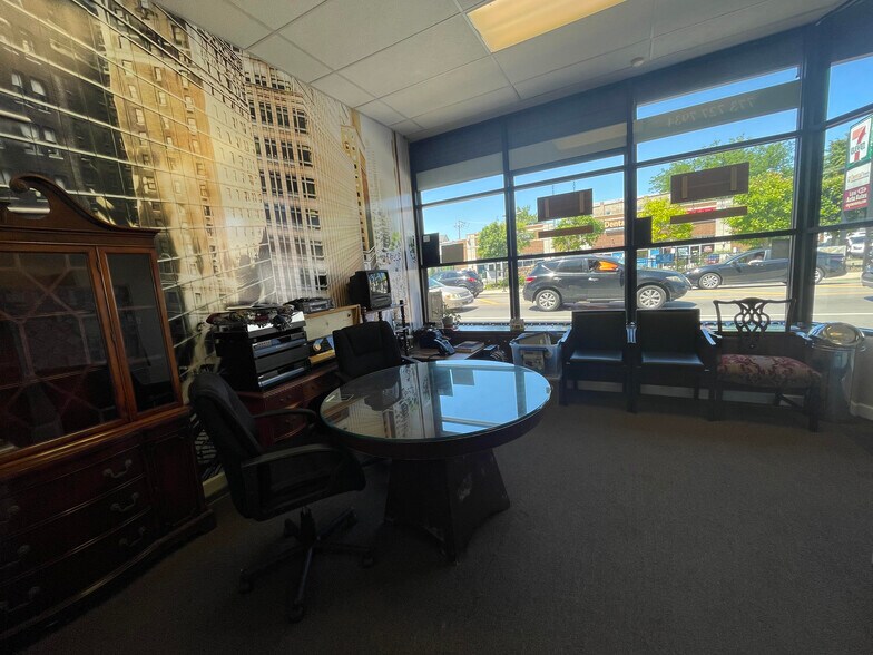3605 W Belmont Ave, Chicago, IL à louer - Photo de l’immeuble – Image 3 sur 10