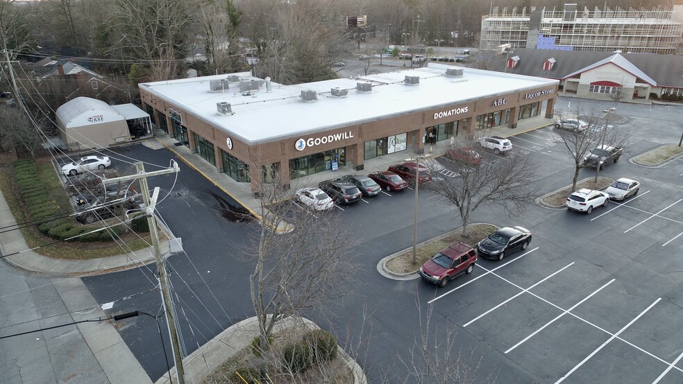 2415-2417 Lawndale Dr, Greensboro, NC à louer - Photo de l’immeuble – Image 2 sur 7