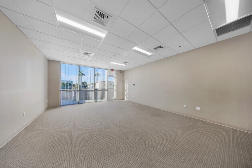14001 NW 112th Ave, Hialeah Gardens, FL à louer - Photo de l’immeuble – Image 3 sur 16