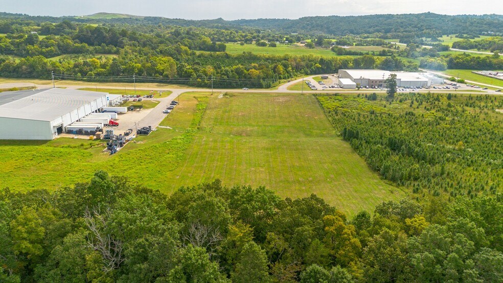 1033 Veterans Dr, Lewisburg, TN à vendre - Photo de l’immeuble – Image 2 sur 18