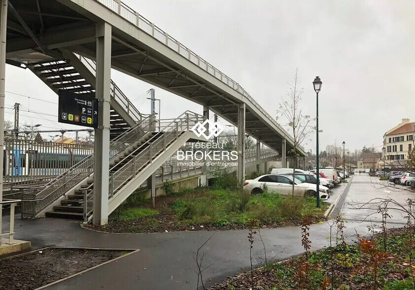 Local d’activités dans Pontoise à louer - Photo de l’immeuble – Image 3 sur 4