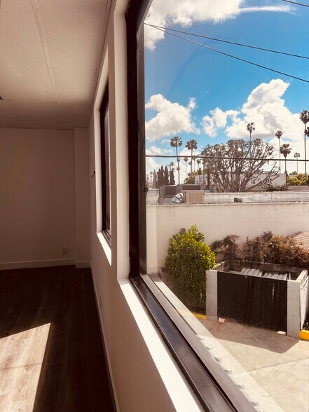 1711 Winona Blvd, Los Angeles, CA à louer - Photo de l’immeuble – Image 2 sur 18