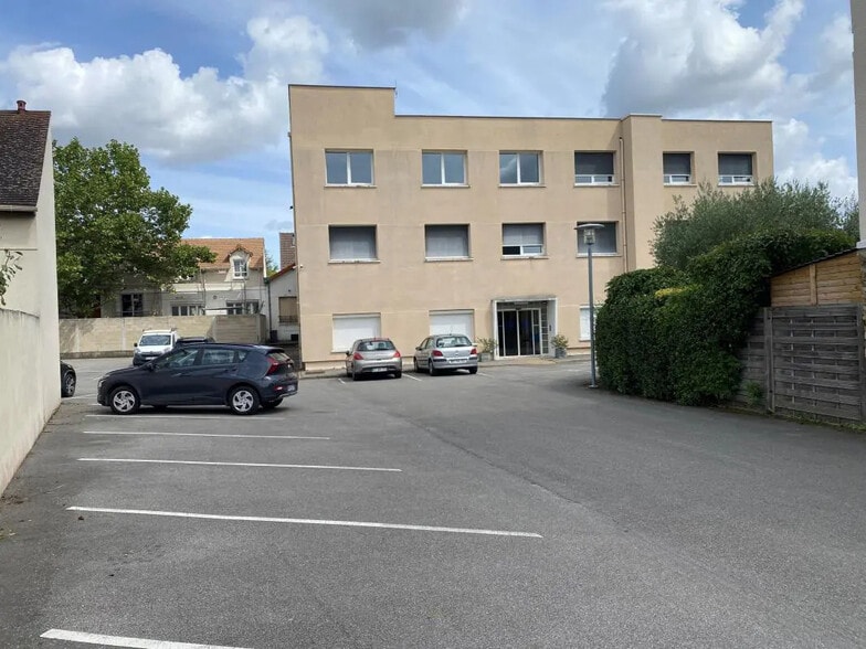 Bureau dans Le Mesnil-le-Roi à louer - Photo de l’immeuble – Image 2 sur 15