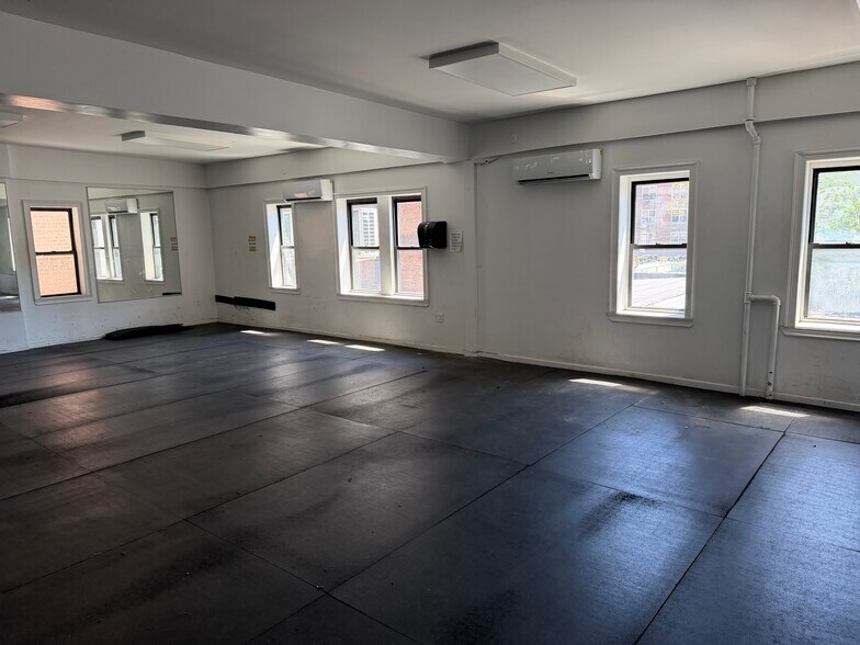 14240 Roosevelt Ave, Flushing, NY à louer - Photo de l’immeuble – Image 3 sur 6