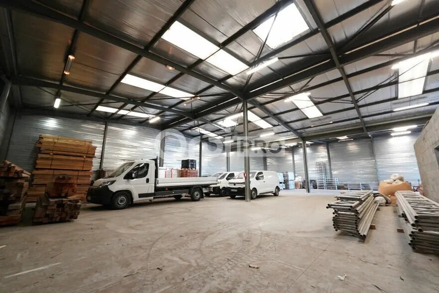 Local d'activités dans Charvieu-Chavagneux à vendre - Photo de l’immeuble – Image 3 sur 12