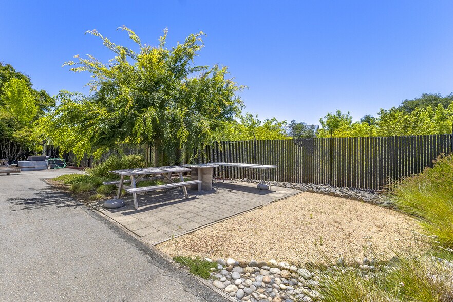 481 Aaron St, Cotati, CA à louer - Photo de l’immeuble – Image 2 sur 14