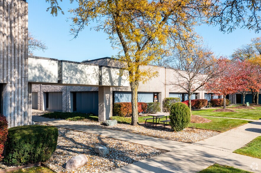 14133-14155 Farmington Rd, Livonia, MI à louer - Photo de l’immeuble – Image 2 sur 11