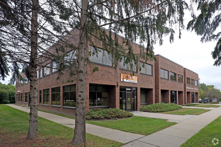 2520 St Laurent Blvd, Ottawa, ON à louer - Photo de l’immeuble – Image 2 sur 7