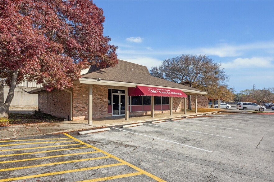 3529-3539 Oakgate Dr, San Antonio, TX à louer - Photo de l’immeuble – Image 3 sur 11