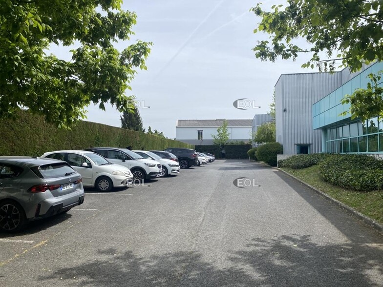 Industriel/Logistique dans Brie-Comte-Robert à vendre - Photo de l’immeuble – Image 2 sur 13
