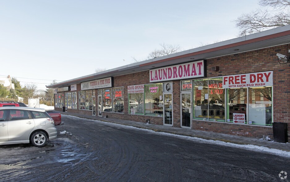 2104 Union Blvd, Bay Shore, NY à louer - Photo de l’immeuble – Image 1 sur 4