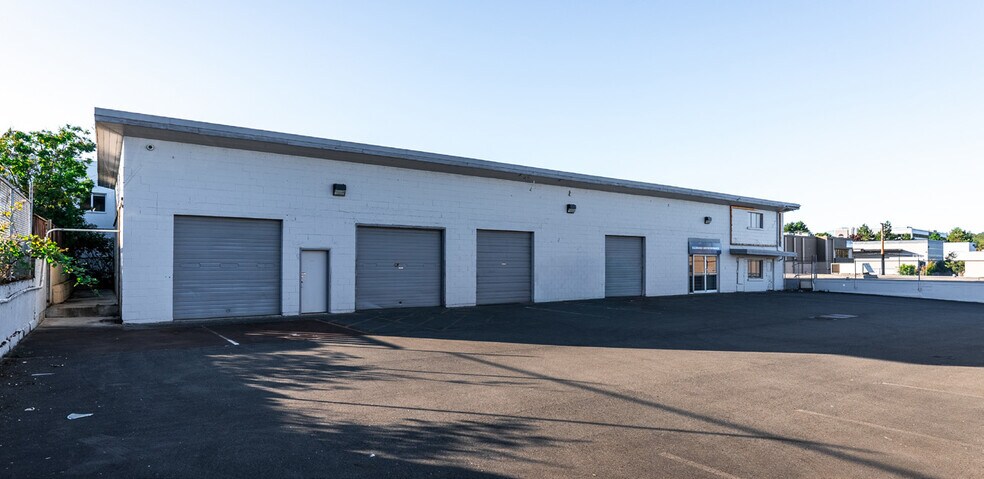 736 Cloverdale Av, Victoria, BC à louer - Photo de l’immeuble – Image 3 sur 5
