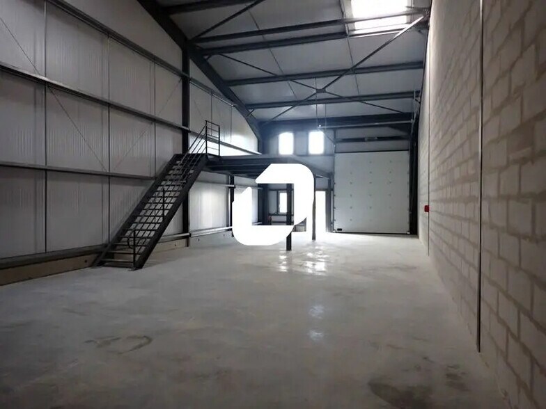 Industriel/Logistique dans Novillers à vendre - Photo de l’immeuble – Image 2 sur 13