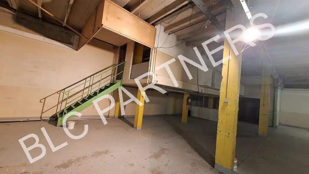 Local d’activités dans Paris à louer - Photo de l’immeuble – Image 3 sur 7